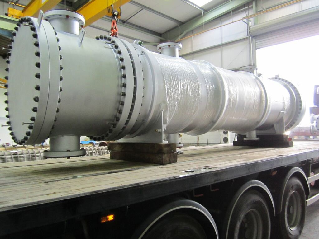 Large pressure vessel on transport supports