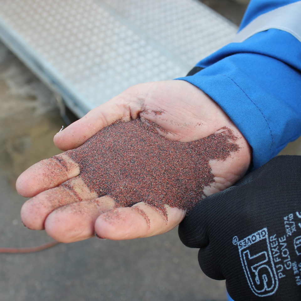 Garnet abrasive media used for cold cutting